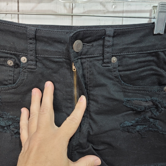American Eagle Women's Black Hi-Rise Festival Distressed Denim Shorts Size 2. - Picture 4 of 8